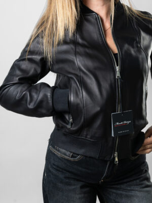 Bomber in Pelle Nera da Donna โ Stile Urbano e Versatilitร
