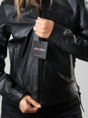 Giubbino in Pelle Nera – Stile e Carattere