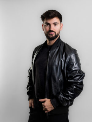 Bomber in Pelle Nera da Uomo – Stile Minimal e Versatilità