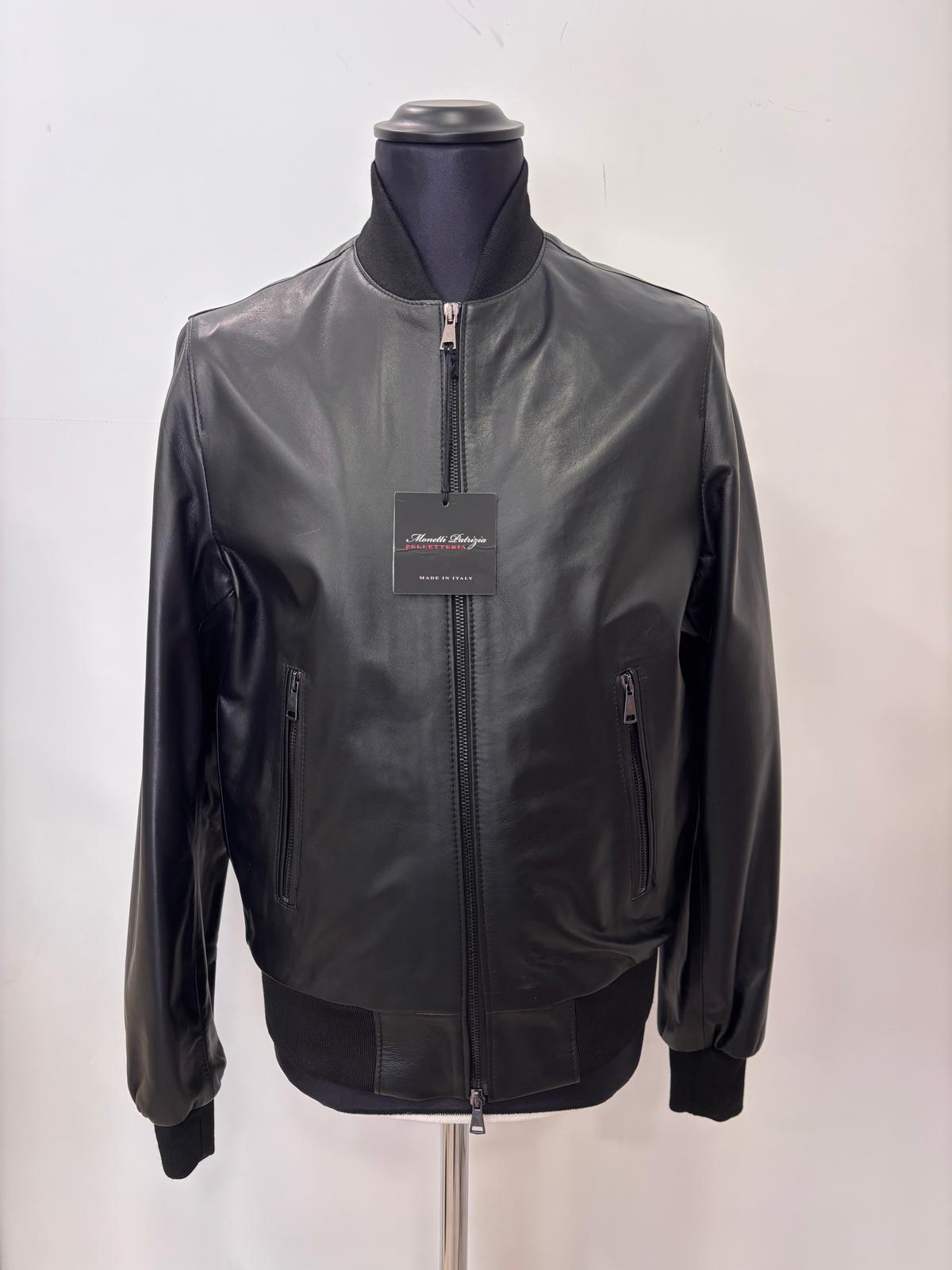 Bomber in Pelle Nera da Uomo – Stile Minimal e Versatilità - immagine 2