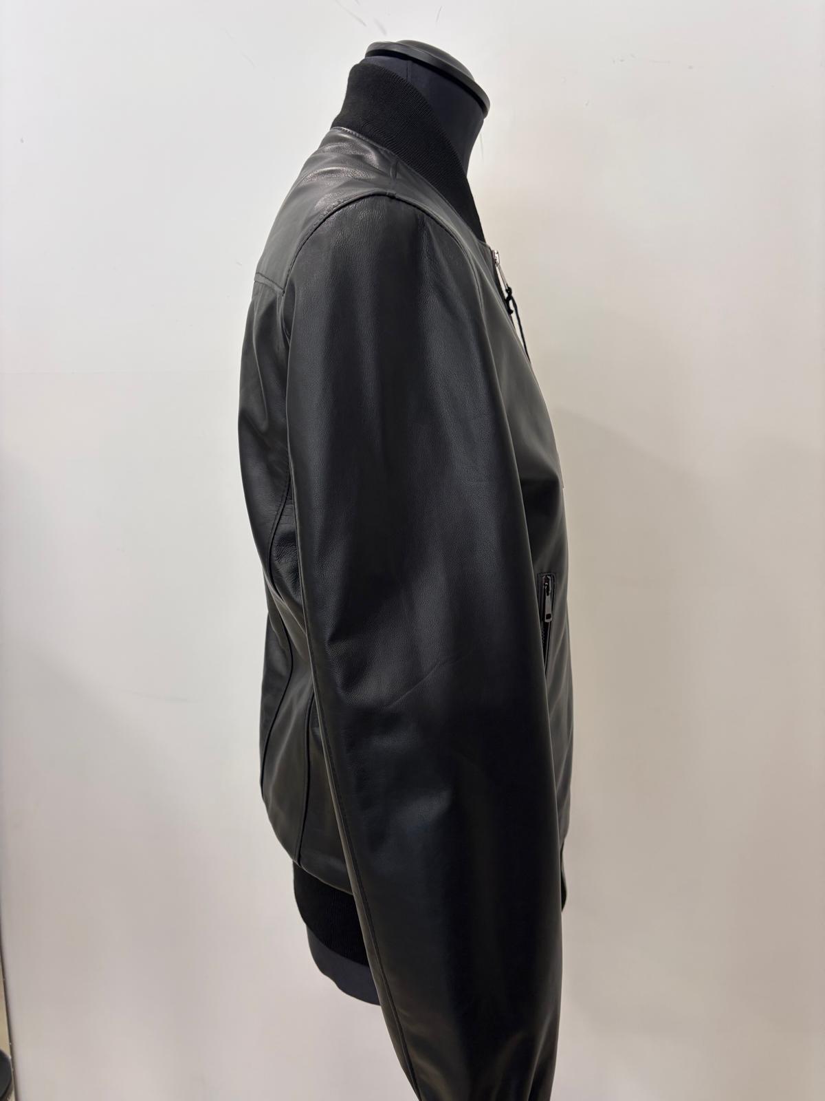 Bomber in Pelle Nera da Uomo – Stile Minimal e Versatilità - immagine 4