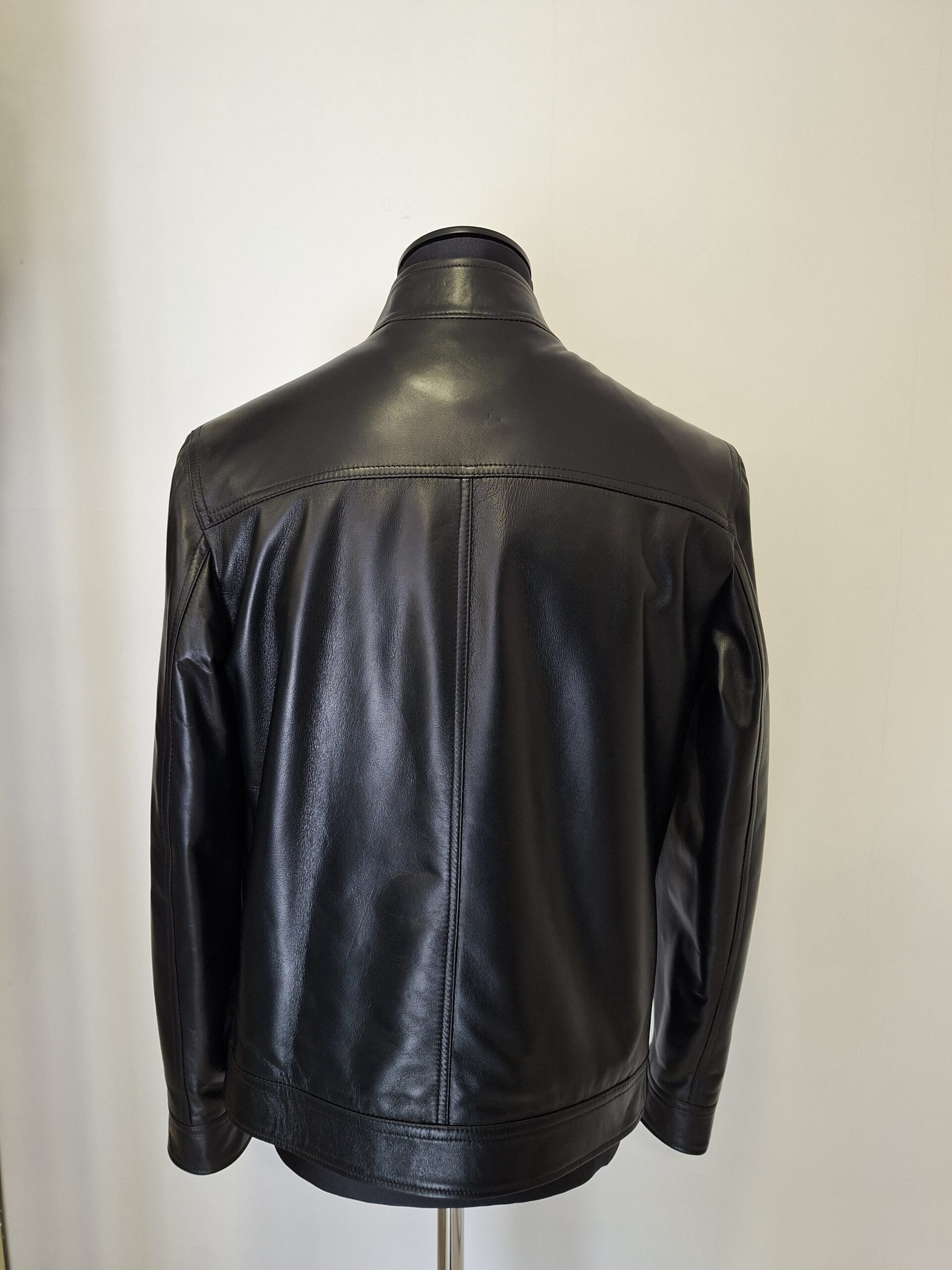 Giubbotto in Pelle Nera da Uomo – Linea Minimal e Stile Intramontabile - immagine 2