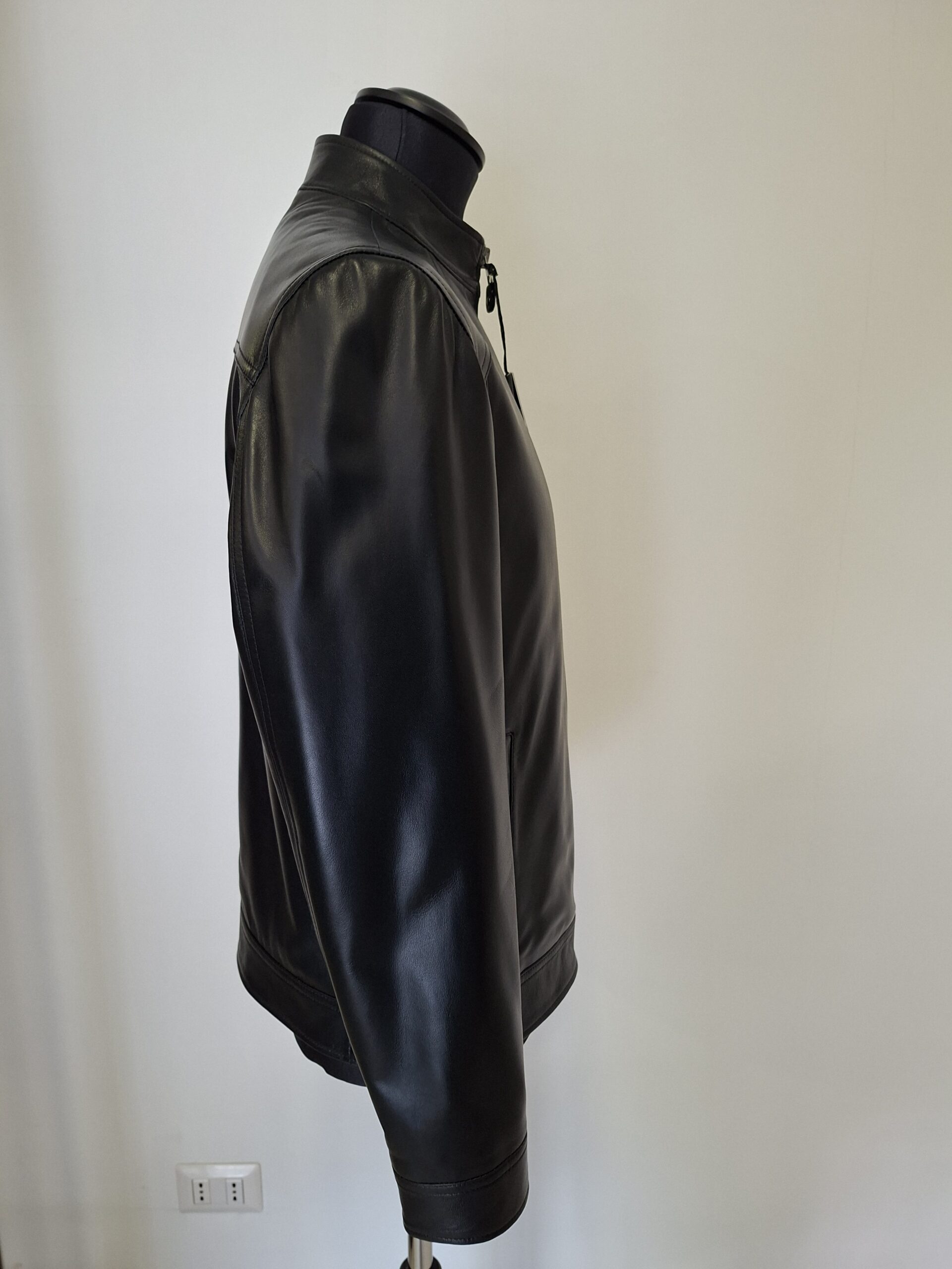Giubbotto in Pelle Nera da Uomo – Linea Minimal e Stile Intramontabile - immagine 3