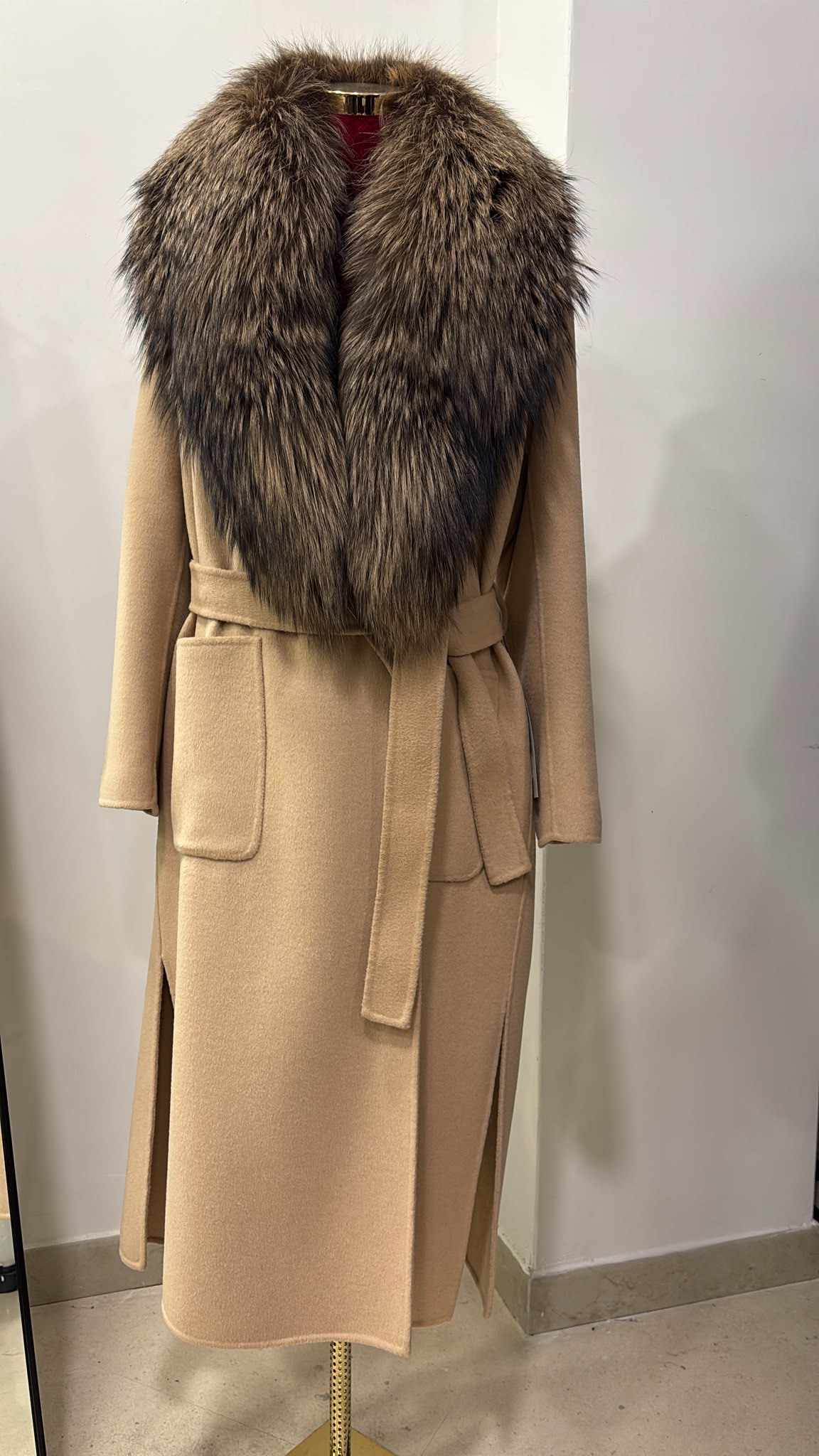 Cappotto Elegante da Donna con Collo in Pelliccia