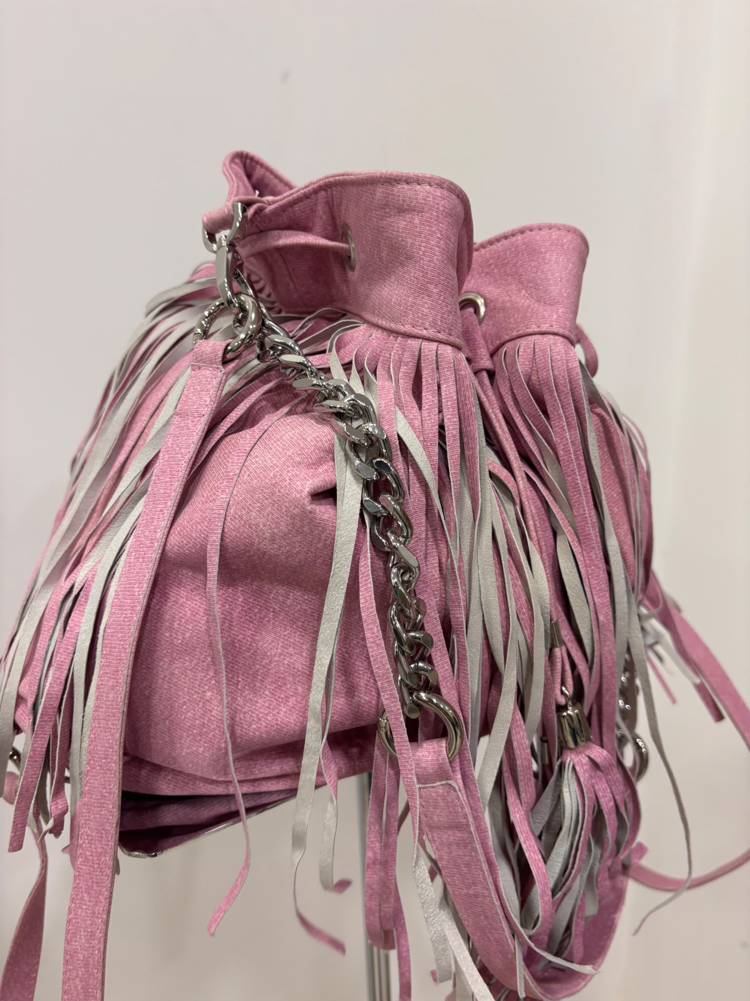 Borsa a Secchiello Boho-Chic con Frange in Vera Pelle Rosa Antico - immagine 3