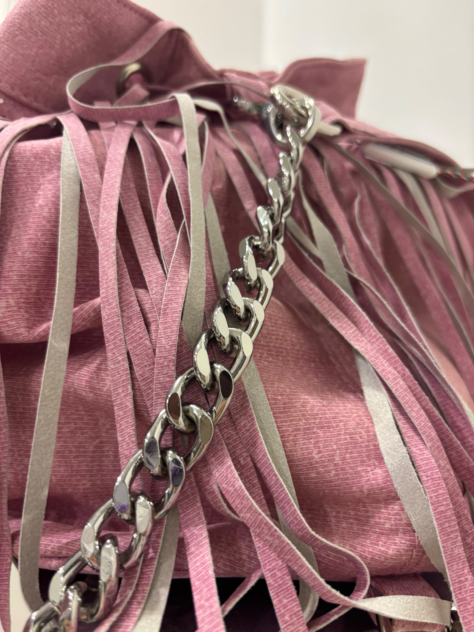 Borsa a Secchiello Boho-Chic con Frange in Vera Pelle Rosa Antico - immagine 2