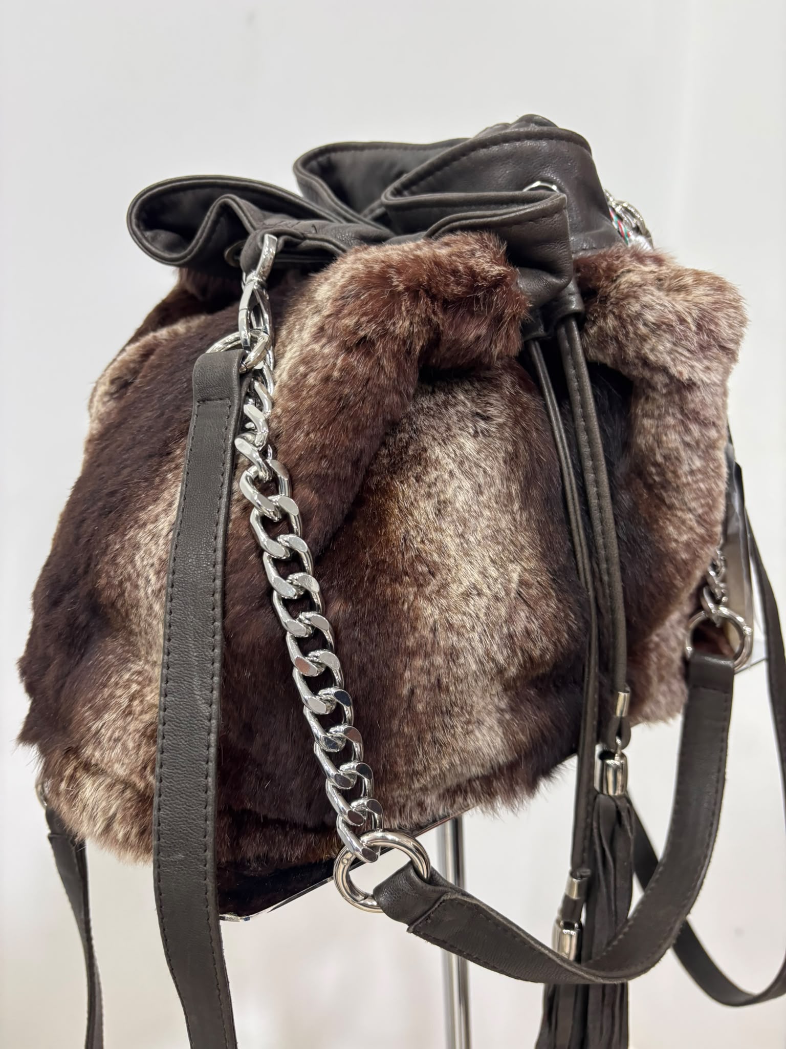 Borsa a Secchiello in Vera Pelle e Pelliccia Marrone Moka - immagine 2