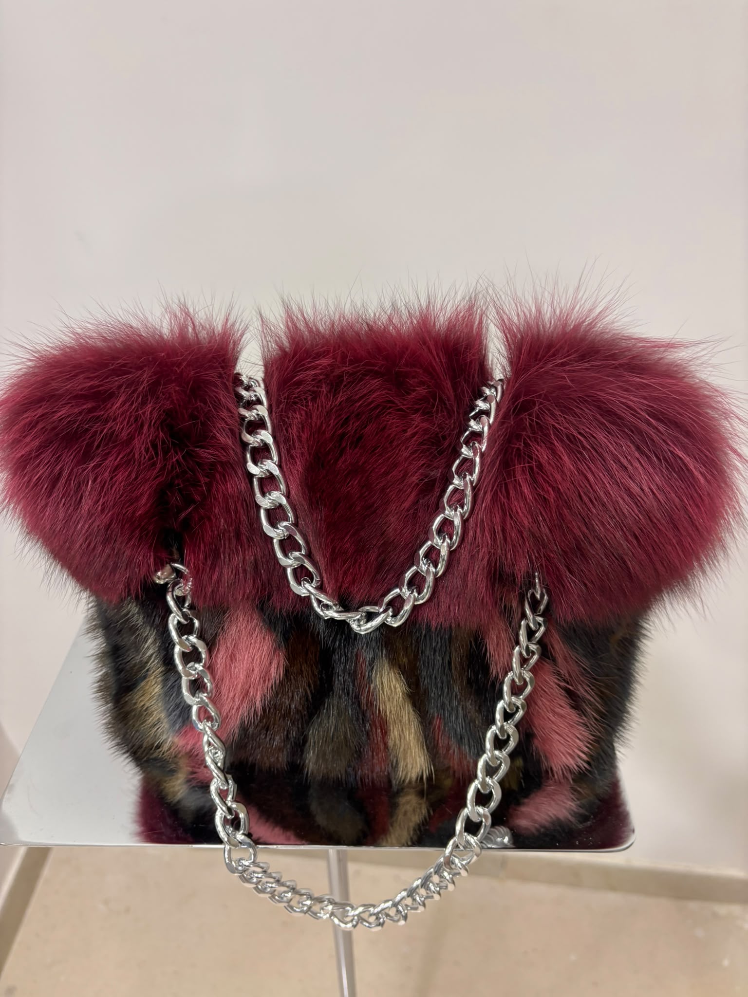 Borsa Shopping Bag Luxury in Pelliccia Multicolor con Bordo Bordeaux & Catena Silver - immagine 3