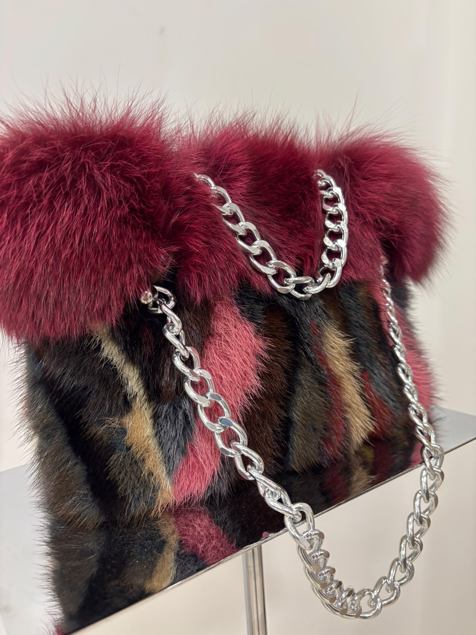 Borsa Shopping Bag Luxury in Pelliccia Multicolor con Bordo Bordeaux & Catena Silver - immagine 2