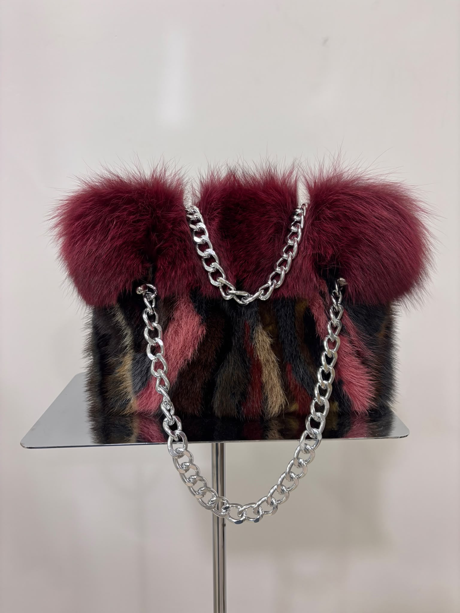 Borsa Shopping Bag Luxury in Pelliccia Multicolor con Bordo Bordeaux & Catena Silver