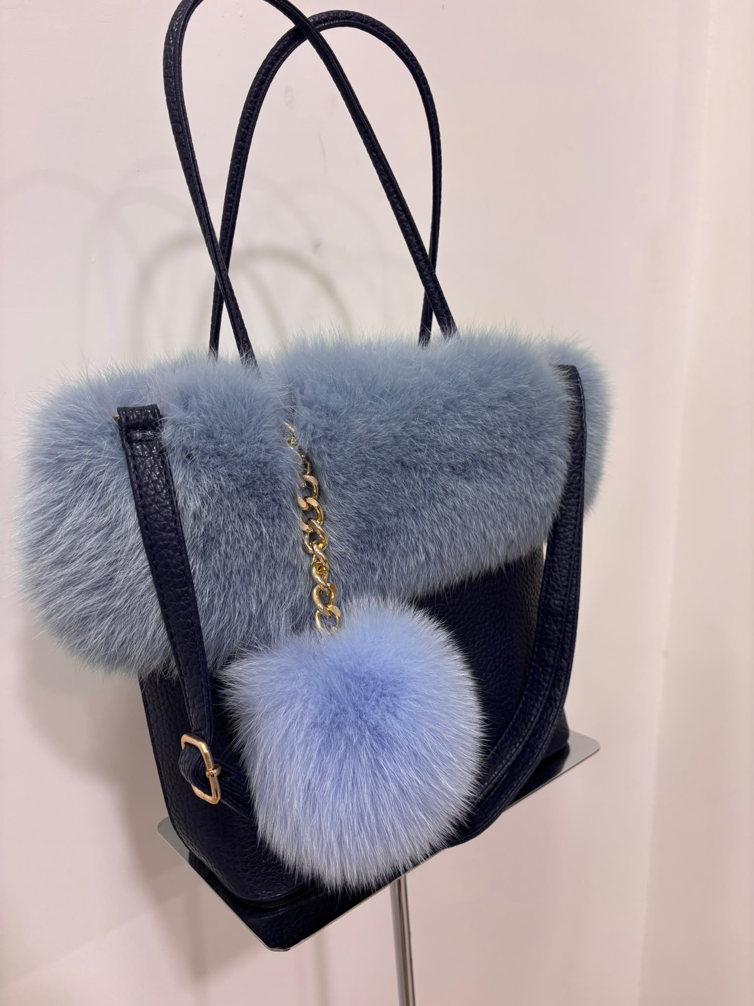 Borsa Shopping Bag in Vera Pelle Blu Notte con Bordo e Pon-Pon in Pelliccia Azzurro Polvere - immagine 2