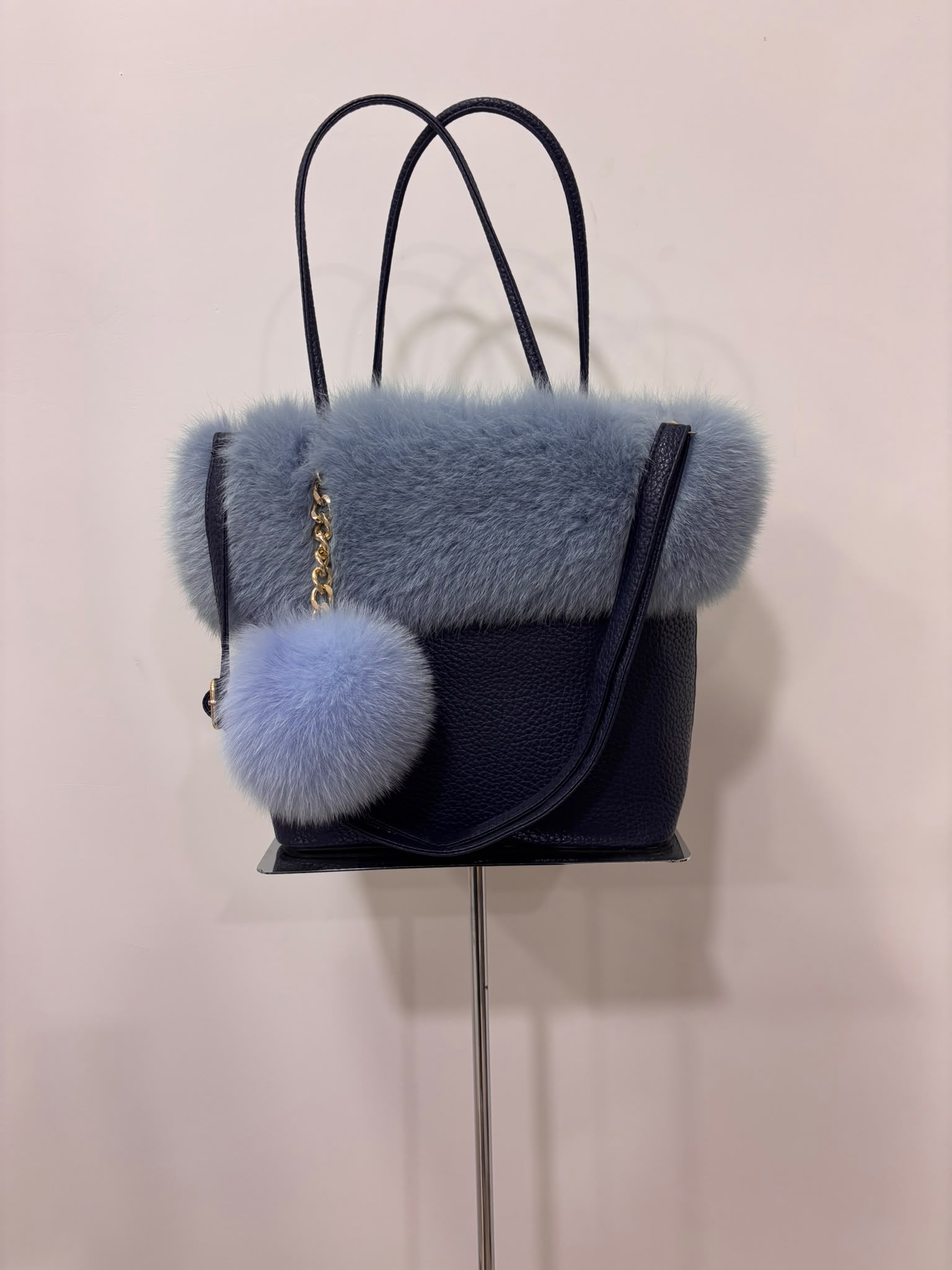 Borsa Shopping Bag in Vera Pelle Blu Notte con Bordo e Pon-Pon in Pelliccia Azzurro Polvere - immagine 3
