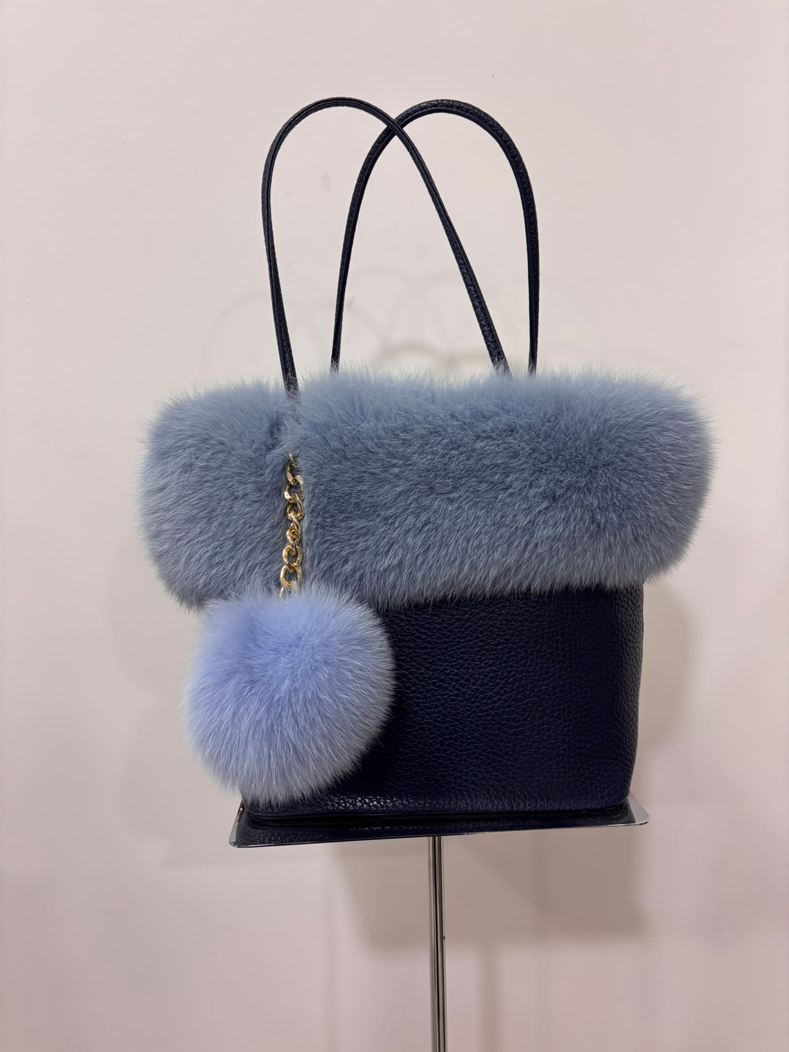Borsa Shopping Bag in Vera Pelle Blu Notte con Bordo e Pon-Pon in Pelliccia Azzurro Polvere