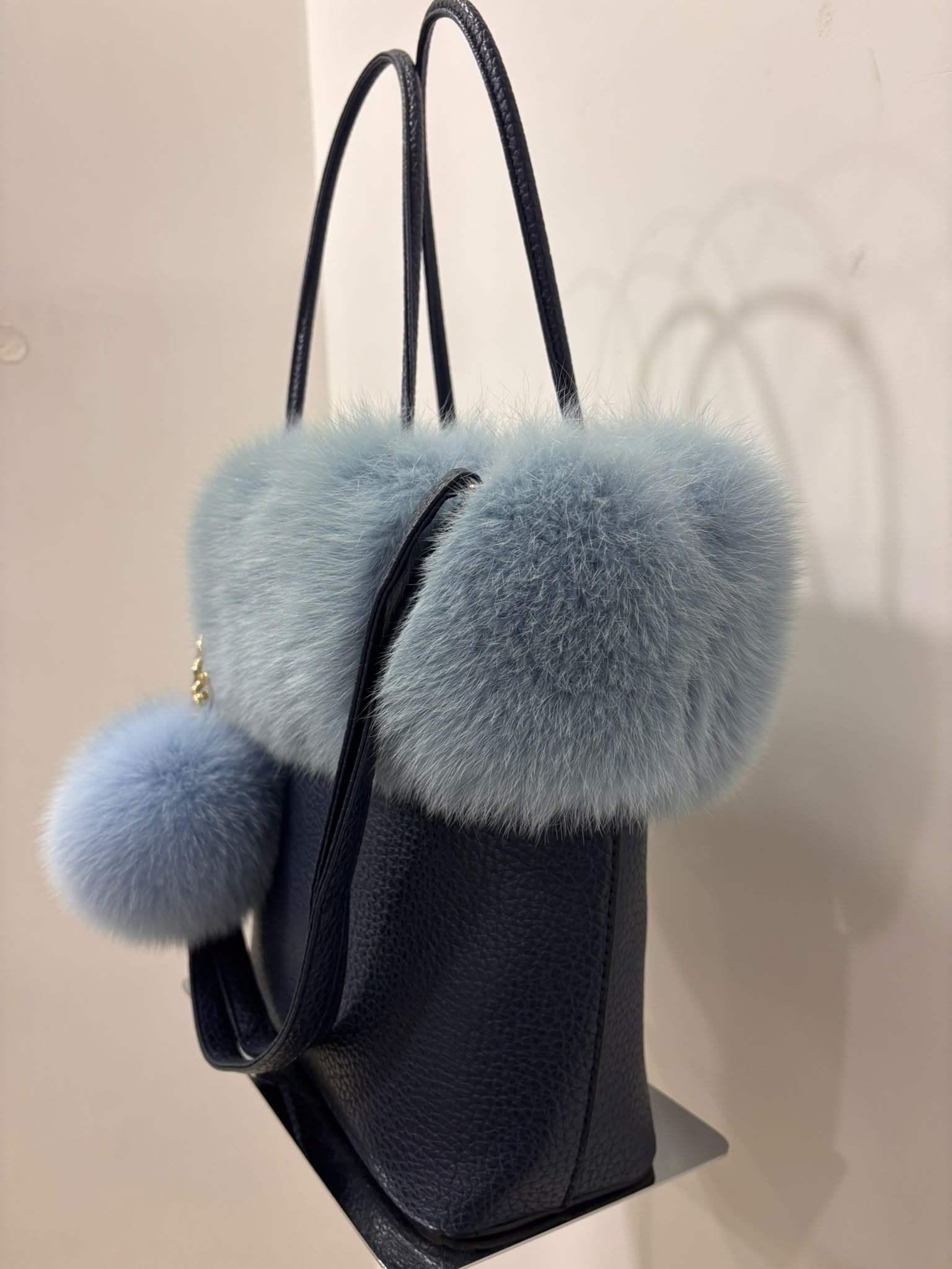 Borsa Shopping Bag in Vera Pelle Blu Notte con Bordo e Pon-Pon in Pelliccia Azzurro Polvere - immagine 4